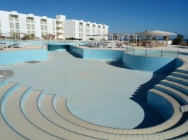 Комплекс Sol Y Mar Riva World 5* (ex.Raouf Sun) расположен в 12 км от аэропорта Шарм-Эль-Шейх, в курортном районе Эль-Набк, в 21 км от бухты Наама-Бей, на берегу моря.