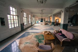 отель Hachijo Royal, некогда бывший украшением и неотъемлемой частью вулканического острова Хатидзё-дзима в Японии.
Вот уже десять лет пустует этот отель на японском острове. Закрытый за нерентабельностью, он был брошен людьми на милость природы в 2005 году, но при этом весьма неплохо сохранился.