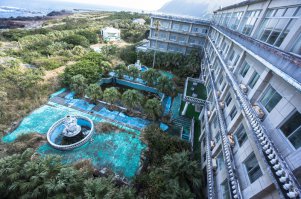 отель Hachijo Royal, некогда бывший украшением и неотъемлемой частью вулканического острова Хатидзё-дзима в Японии.
Вот уже десять лет пустует этот отель на японском острове. Закрытый за нерентабельностью, он был брошен людьми на милость природы в 2005 году, но при этом весьма неплохо сохранился.