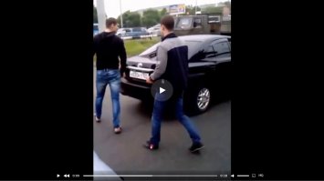 Н 020 КТ 125рус Данные на владельца машины в студию плиз! Страна должна знать утырков в лицо и по фамилии.