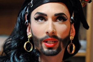 Тогда это типа слабый мужчина. Но мы то знаем всю правду.