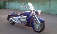А что здесь из кастома? Гайки или седло перетянуто?! Это стоковая Honda Valkirye Rune, и ничего больше.