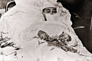 В ночь на 1 мая 1961 года советский врач Леонид Рогозов провел необычную операцию: на советской антарктической станции, вдали от цивилизации, он сам себе вырезал аппендикс.
