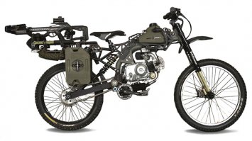 Компания Motoped разработала мотовелосипед, предназначенный для выживания в условиях апокалипсиса.

Разработчики из Motoped создали мопед с расчетом на повышенный интерес к романтике пост-апокалипсиса. Новое транспортное средство предназначено для длительных переездов: Motoped Black Ops может проехать около 805 километров на одной заправке (расход топлива составляет всего 1,2 литра на 100 километров. Мопед довольно легкий и обладает повышенной проходимостью. Интересно, что стандартный двигатель объемом 49 кубических сантиметров можно заменить на более мощный, объемом 155 кубических сантиметров. Параллельно вырастут показатели мопеда и повысится проходимость. Расход топлива немного увеличится (до 1,6 литра на 100 километров), однако и мощность существенно повысится. Проходимости мопеду добавляют и 20-сантиметровая подвеска, адаптированная для длительных переездов по бездорожью.

Даже если бензин закончился, в экстримальной ситуации можно предельно быстро крутить педали, которые также установлены на мопеде. Помимо этого, в комплекте с мопедом поставляются веревки, фонари, карабины, топоры, лопаты и даже набор ножей и арбалет (не забываем, для кого создан этот мопед). Таким образом, по словам разработчиков, мопед идеально подходит для отражения атак и длительных путешествий.