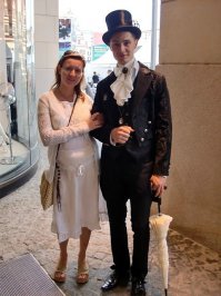 три раза были на фестивале. Уже и люди знакомые ,и костюмы, и места)