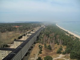 Морской курорт Прора на острове Рюген: комплекс из 8 однотипных зданий, тянущихся на 4.5 км.