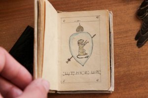 Если смотреть на картинки, то слова легко читаются. Пишется первая и последняя буква слова.Хотя, какие-то дополнительные правила, наверное были :)
Здесь, например, написано "Щит, меч и шлем" :)

  У меня в детстве тоже был свой шифр. На основе египетских иероглифов. Очень меня тогда эта тема увлекала :) Лет пять назад нашла свои записи и прочитать не смогла. А ведь тогда, таким образом, какие-то секреты  от мамы прятала:)