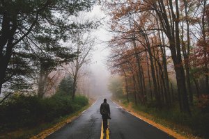 Ваниль... но суть есть...
Однажды к мудрецу пришел молодой мужчина: "Почему ты так счастлив в семейной жизни? Тебя все уважают, к тебе ходят за советом. В чем твой секрет?".
Мудрец улыбнулся и позвал свою жену. В комнату вошла красивая и очень счастливая женщина:
- Да, дорогой!
- Милая, приготовь, пожалуйста, тесто на пирог.
- Хорошо.
Она вышла и через двадцать минут пришла сказать, что тесто готово.
- Добавь в него самое лучшее топленое масло из наших запасов и все те орехи, которые мы оставили для именинного пирога нашего сына.
- Хорошо.
И снова она пришла через десять минут, и муж дал ей следующее указание:
- Добавь туда и нашей дворовой глины. А потом запекай.
- Хорошо, – сказала жена.
И через полчаса в ее руках уже находился этот странный пирог.
- Конечно же, мы не будем это есть! – сказал муж. – Отнеси это свиньям на улице.
- Хорошо, – сказала жена.
Гость был в шоке. Неужели такое возможно? Ни одного слова против, сделала всё, что муж сказал. Даже когда он предложил абсурдную вещь. И мужчина решил повторить эксперимент дома. Когда он вошел туда, сразу услышал смех жены. Вместе с подругами жена играла в настольную игру.
- Жена! – обратился к ней мужчина.
- Я занята! – раздраженно крикнула из спальни супруга.
- Жена!
Через десять минут она появилась:
- Что тебе нужно?
- Поставь тесто!
- В доме полно еды, а мне есть чем заняться!
- Поставь тесто, я сказал!
Через полчаса жена раздраженно сообщила, что тесто готово.
- Добавь туда лучшие орехи и все топленое масло.
- Ты с ума сошел! Послезавтра свадьба моей сестры, и эти орехи нужны для пирога!
- Сделай, как я говорю!
Жена положила в тесто лишь часть орехов, а потом снова вышла к мужу.
- А теперь добавь в тесто глины!
- Ты вообще из ума выжил?! Столько продуктов зря перевела!
- Добавь глины, говорю! А потом запекай.
Через час жена принесла этот пирог и бросила его на стол: - А теперь я посмотрю, как ты это есть будешь!
- А я не буду это есть – отнеси это свиньям!
- Знаешь что, – возмутилась жена, – тогда сам иди и корми своих свиней!
Хлопнула дверью и ушла в свою комнату. Еще несколько дней она смеялась над мужем при всех, рассказывая эту историю. И тогда гость решил вернуться к мудрецу:
- Почему? Почему у тебя всё получилось, и твоя жена всё сделала, как ты сказал, а моя закатила скандал и до сих пор смеётся надо мной? – спросил он уже с порога.
- Всё просто. Я не ругаюсь с ней и не командую. Я защищаю её, и это делает ее спокойной. Моя жена – залог моего семейного благополучия.
- И что мне теперь – искать другую жену?
- Это самый простой способ, который приведет тебя к самому печальному результату. Тебе и твоей жене нужно учиться уважать друг друга. А для этого ты первым должен сделать все, чтобы она была счастлива.
- Да я и так для неё всё делаю!
- А она счастлива? Вы ведь поженились для того, чтобы любить друг друга, заботиться и радоваться вместе. А вместо этого ругаетесь, делите главенство, обсуждаете друг друга за спинами…
В раздумье побрел мужчина домой. По пути он увидел красивый куст роз. Именно такими розами он когда-то добивался ее руки. Каждый день по одной веточке роз. В любое время года… Когда же он последний раз дарил ей такие цветы? Вспомнить не смог. Поэтому он сорвал веточку и понес ее домой. Дома уже все спали. Он не хотел беспокоить жену – и просто поставил цветы у ее изголовья. Утром его впервые за последние годы ждал завтрак. И красивая жена с сияющими глазами. Он обнял её и нежно поцеловал, как когда-то много лет назад. Он перестал заниматься неважными делами и всеми силами старался сделать жену счастливой. Она же перестала ходить дома "как попало", снова стала готовить для него любимые блюда…
Прошло несколько лет, и в его дверь постучался юноша:
- Я слышал, что ваши отношения с женой – образец для других. А у меня всё не так. Жена меня пилит, тратит все деньги, не слушается… В чём секрет? Я прочитал столько книг, но ни одна не помогла мне…
Хозяин улыбнулся и сказал:
- Проходи, дорогой гость. Моя жена как раз собирается печь пирог...