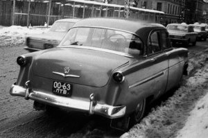 У родителей моей жены в 70х был Ford Customline .  Тогда в Латвийской ССР это была экзотика. Ну во - тесть рассказывал, как делал и работала этот авто. Мотор в8, метал на много толще ГАЗ 21. Но многие детали были 100% с ГАЗ 21. Прилагаю фотки из семейного архива.