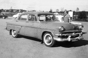 У родителей моей жены в 70х был Ford Customline .  Тогда в Латвийской ССР это была экзотика. Ну во - тесть рассказывал, как делал и работала этот авто. Мотор в8, метал на много толще ГАЗ 21. Но многие детали были 100% с ГАЗ 21. Прилагаю фотки из семейного архива.