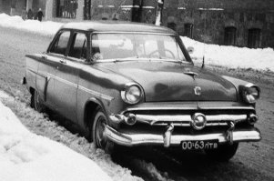 У родителей моей жены в 70х был Ford Customline .  Тогда в Латвийской ССР это была экзотика. Ну во - тесть рассказывал, как делал и работала этот авто. Мотор в8, метал на много толще ГАЗ 21. Но многие детали были 100% с ГАЗ 21. Прилагаю фотки из семейного архива.