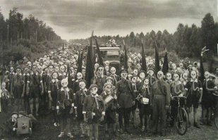 Эту фотографию сделал Виктор Булла в 1937 году и она называется "Оборона пионеров" или "Пионеры Ленинграда, поднятые по тревоге" - она никак не связана с островом Миякедзима.