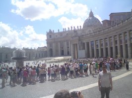 рим. небольшой кусочек очереди в собор святого петра (ватикан). удачи!