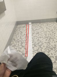 Линии не параллельны. Вот чувак и расстроился.