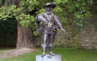 А в городе Мастрихт (Maastricht) в Нидерландах, стоит памятник Д'Артаньяну, который там погиб во время французкой осады.