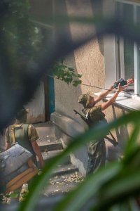Крамоторск, украинская армия за работой - грабят квартиры жителей.