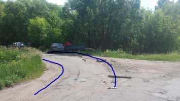 Ну и? 
1. Последнее фото та дорога на которую поворачивал грузовик - тоже с асфальтным покрытием, явно видно на фото.
2. знака нет не значит перекрестка нет, а вот знаков приоритета нет - значит дороги равнозначные, а значит обгон запрещен по п.11.4 т.к. дорога по которой ехал мерс не является главной.