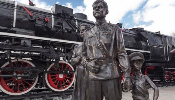 В городе Советске Калининградской области - памятник первым переселенцам.