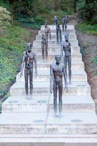 Напомнило Памятник жертвам коммунизма, который находится в Праге. Скульптурная группа представляет собой лестницу с фигурой человека, от которого к концу пути остаётся лишь напоминание.