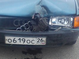 ""У легковушки оторвалась коробка передач и попала в проезжающую мимо иномарку. От удара большегруз съехал в кювет, сообщает пресс-служба УГИБДД ГУ МВД России по Краснодарскому краю...""