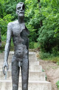 В Праге есть похожее..Памятник жертвам коммунизма (скульптор Зоубек). Мала Страна, у подножья Петршинского холма. Он представляет собой лестницу, на которой находятся семь скульптур, символизирующих страдания обреченного на смерть человека... Гнетущее зрелище
