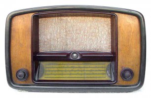 У нас был вот такой радиоприемник "Балтика". Собирался в школу-"Опять 25", днем-"В рабочий полдень", вечером-"Радиостанция Юность". По "Маяку" время проверяли, причем по позывным можно было понять целый час или половина. В воскресенье "С добрым утром!"(и бабушкины пироги!!!) Сколько радиоспектаклей прослушано, трансляций хоккейных и футбольных. А голос Виктора Татарского навсегда запомнился, такой доверительный и интеллигентный.
Была такая передача "Найти человека", Агния Барто ее вела. Туда писали письма люди, разлученные войной, очень пронзительные истории, правдивые и горькие.
И, главное, никакой рекламы и дурацких конкурсов.
А еще этот чудо-аппарат позволял слушать музыкальные передачи по "Голосу Америки" и "Би-Би-Си".