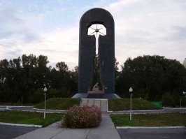Мемориал "Сильнее смерти" в Семипалатинске. Мать закрывает свое дитя от атомного взрыва. Посвящается жертвам ядерного полигона под Семипалатинском.