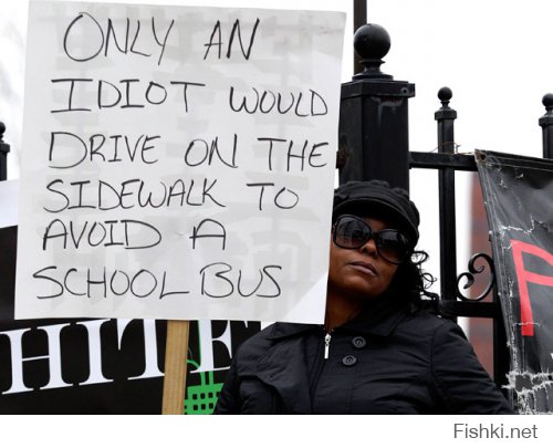 Американский суд с тобой не согласен.
«Согласно приговору, Хардин придется в течение двух дней держать унизительную табличку, на которой написано: "Только идиот будет объезжать по тротуару школьный автобус"»