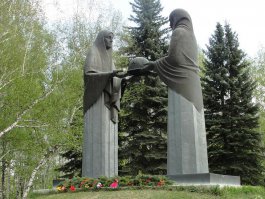 "Память" Челябинск
" Скульптура представляет собой мать и сестру ушедшего на фронт, и не вернувшегося солдата, они держат в руках каску, и их взоры устремлены на нее."