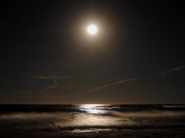 Вот мои. Но никак не пойму, как сделать, что-бы луна была как на 1 фото а светящийся шар.
Подозреваю, что луну снимали отдельно и вставляли в фотошопе.