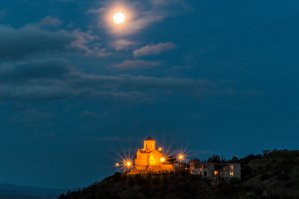 Вот мои. Но никак не пойму, как сделать, что-бы луна была как на 1 фото а светящийся шар.
Подозреваю, что луну снимали отдельно и вставляли в фотошопе.