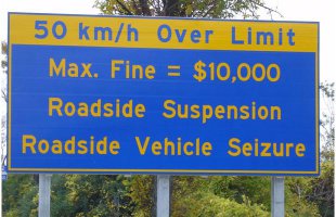 Мне очень нравится вот этот знак в провинции Онтарио в Канаде.
При превышении разрешённой скорости на 50км/ч штраф до $10000, отъём прав и машины.