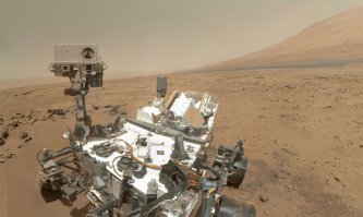 Это они перед марсоходом curiosity позировали.Жизнь на марсе есть.