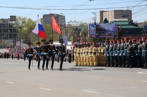 Иваново, парад Победы 9.05.2015 г., стоят курсанты с одного института: в боевой одежде пожарного (спецовка) и в форме...