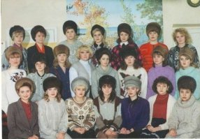 Такие папахи носили почти все советские женщины и в 90-е и в 80-е и 70-е.Обычно они были из кролика.
