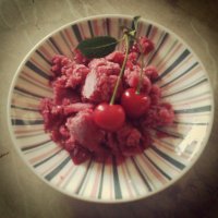 когда девушка говорит, что она не умеет готовить, это значит, что она не пробовала готовить или ленится.

меня мать в детстве к плите близко не подпускала и лишь ехидничала, что кому я такая сдалась, готовить не умеющая. Логика офигенская, ага=)
потом я от родителей съехала, много работала - сил хватало на что-то простенькое.
А потом я познакомилась с парнем, переехала к нему. Месяц мы питались макаронами с сосисками,да простенько поджаренным мясом. После чего мне стало стыдно и я вооружилась кулинарными сайтами. Всего через пару месяцев моя кулинарная слава облетела всех знакомых и родственников парня (на данный момент, мы чуть больше года женаты).
Готовлю многое. Постоянно стараюсь что-то новое готовить. долго боялась делать выпечку - потихонечку осваиваю и ее. Готовлю блюда различных кухонь - японскую, итальянскую, русскую и т.д. Недавно удивила приятельницу-еврейку тем, что умею готовить фалафель(она за почти 6 лет проживания в Израиле так и ни разу его не попыталась приготовить)...  И т.д.
Пока только не радует то, что сервирую плоховато))
на фото:
карри с салатом, рисом и лепешкой (лепешки тоже сама делала)
вишневый щербет (мороженное)
кролик с маслинами с томатно-винным соусом
з.ы: борщ готовить умею, но муж борщи не любит, потому я ему и не готовлю. А вот солянку - милое дело=)