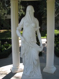 Еще эта "девушка с вуалью", исполняет желания. Но надо все делать правильно. 
 Инструкция - Становишься к ней лицом. Берешь её за правую грудь - правой рукой. Загадываешь желание, и кидаешь монетку через левое плече - левой рукой, в бассейн за твоей спиной.