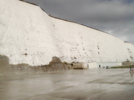 Ну да, только с земли, не с воздуха или со стороны моря. Хотя к утесам Мохер как раз ходят экскурсионные кораблики для обзора со стороны океана. Но был ветренный день, море волновалось и жена не захотела ездить по этим "американским горкам" ))
PS С Мохер не нашел фоток под рукой, хз где я их залил.