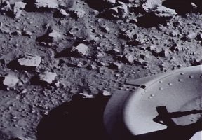 как не летали ? 
История знакомства человечества с Марсом, при помощи рукотворных аппаратов, началась в 1960-е годы. Первые аппараты, запускаемые к Марсу, двумя сверхдержавами — США и СССР, были далеки от совершенства, как и опыт специалистов создававших их. По этой причине, первым удачным аппаратом примарсившимся на поверхность планеты — является «Викинг-1». Состоявший из искусственного спутника и «примарсившегося аппарата». Викинг1 — был запущен НАСА 20 августа 1975 года. А 20 июля 1976 года, аппарат успешно примарсился на красной планете и передал на Землю первые снимки его поверхности. Искусственный спутник Викинга1 прослужил до 7 августа 1980 года. А приземлившийся на поверхность аппарат проработал до 11 ноября 1982 года. 
вот снимки 1975 года
Кроме того, едва не забыли упомянуть про Викинг2! Этот аппарат совершил примарсение на планету, почти в то же время что и Викинг1. Только в на другой стороне планеты. Будем надеется что они могут общаться друг с другом.

Если же, из за довольно приличного удаления друг от друга, неподвижным аппаратам это делать затруднительно, то функции посыльного между ними мог вы исполнять американский марсоход Соджёрнер.
Он приземлился на красную планету 4 июля 1997 года и уже 27 сентября, того же года потерял связь с Землёй. Всё дело было в том что: марсоход общался посредством дополнительного модуля и в результате выходя из строя которого — совершенно исправный и абсолютна новый аппарат не смог передавать и получать команды с Земли…

Следующий за ним Марсоход Спирит — совершил успешную посадку 4 января 2004 года. Этот Марсоход проработал эффективно и долго. Гораздо дольше чем это было запланировано первоначально. Из-за постоянной, естественной очистки его солнечных батарей марсианским ветром. Но в марте 2009 года — он наглухо забуксовал в песчаной долине, а 22 марта 2010 года произошёл последний сеанс связи с Землёй.

Почти в то же самое время что и Спирит, на Марсе примарсился  другой аппарат,  Марсоход Оппортьюнити. Это произошло 25 января 2004 года. К слову название аппарату дала 9 летняя девочка Софи Коллиз, которая родилась в России и была удочерена американской семьёй.
Наверное у неё лёгкая рука, поскольку аппарат работает по сей день (5 марта 2014 года). Вот, только бы не сглазить…