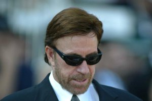 ...а ведь действительно Рурк стал похож...на Нориса...