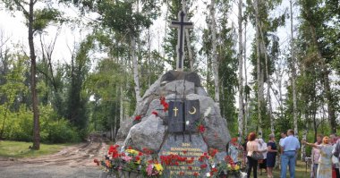 Сейчас на месте бывшего спецобъекта УНКВД в Зауральной роще — памятник из природного камня и металла. На монументе высечены слова: «Вам, великомученикам, безвинно расстрелянным и погребенным здесь — вечная слава». Здесь покоятся более 8 тысяч расстрелянных в конце 30-х годов прошлого века оренбуржцев: рабочие, интеллигенция, депутаты и простые горожане. Все они посмертно были реабилитированы, официально признаны невиновными.