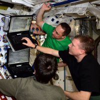 на верхнем лаптопе фото пирамиды на Марсе. Американец хвастается