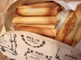 Спасибо! А это мои - в коробочке "Счастье" со сгущеночно-масляным кремом. В новогоднюю ночь угощала малышей около елки. И счастье светилось в горящих глазенках...