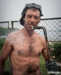 Ну если убрать пластмассовый нос то почти похож.
