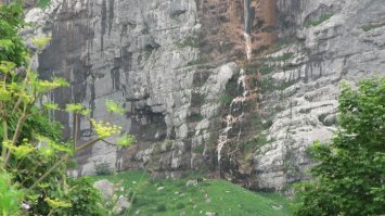 Масштаб таких снимков трудно оценить без привязки к привычным объектам.
1. Пшехский водопад с расстояния примерно 5 км (тёмные пятна на скалах по центру снимка).
2. Расстояние примерно 1,5 км. Высота падения воды 160м. Высота скалы справа - более 800 м.
3. Меньше километра.
4.Внизу видна группа людей.