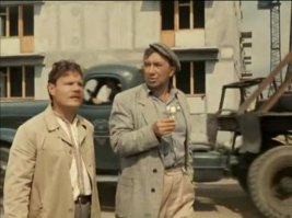 На этом фото ЗИС-150, не вводите людей в заблуждение. Да и автокран в этом фильме и самосвал на базе все того-же ЗИС-150. Учите мат часть.