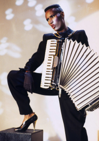 Мужчина потребовал, чтобы жена похоронила его со всеми деньгами