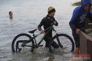 - Пля!
Я думал, ты шутишь, когда орал на мосту...
- ПОВОРАААЧИВААЙ!!! ПОВОРАААЧИВАААЙ!