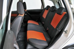 На обеих фотографиях ремень не из кресла торчит, не вижу совершенно никакой разницы. 
Вот фотка нашей машины, способ крепления ремней точно такой же. Где разница?