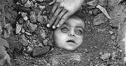 Все правильно. Профессия у него такая. Вот еще несколько его снимков. Как раз эти фото позволили бОльшему количеству людей узнать о проблеме. И думаю обязательно нашлись желающие помочь. Так что писать о том что его фото зло, как-то однобоко. И пойду лучше пофоткаю - это наверно не про него.
А вот его предсмертная записка 
«Я подавлен… Телефон отключен… Денег на ренту нет… Денег на детей нет… Платить по счетам нечем… Деньги!!! Меня преследуют яркие воспоминания об убийствах, и трупах, и злобе, и боли… картины голодающих или раненых детей, психов, у которых пальцы на курках чешутся, многие из них это полицейские, или же палачи… Если мне повезёт, я встречу Кена»